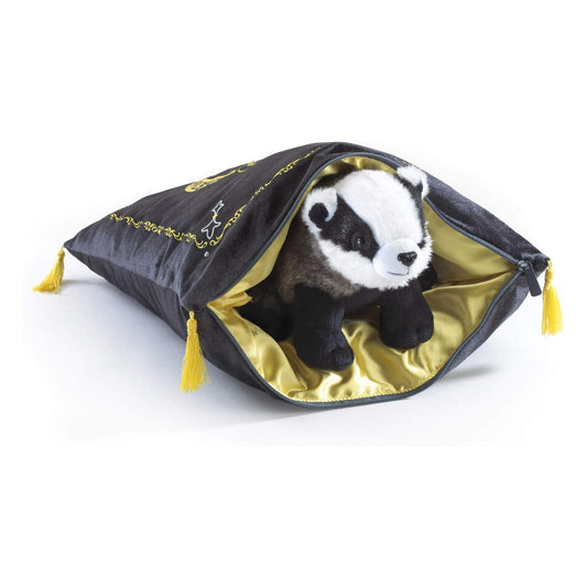Harry Potter - Hufflepuff Hausmaskottchen Dachs - Kissen mit Plüschfigur Set - 34 x 34 cm - The Noble Collection