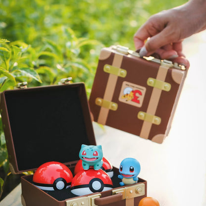 Pokémon: 30th Anniversary - Palmsize Wonders First Partner - Starter-Trio im Mini-Koffer - Blindbox - Einzelbox - 2,5-4,7cm - Funism