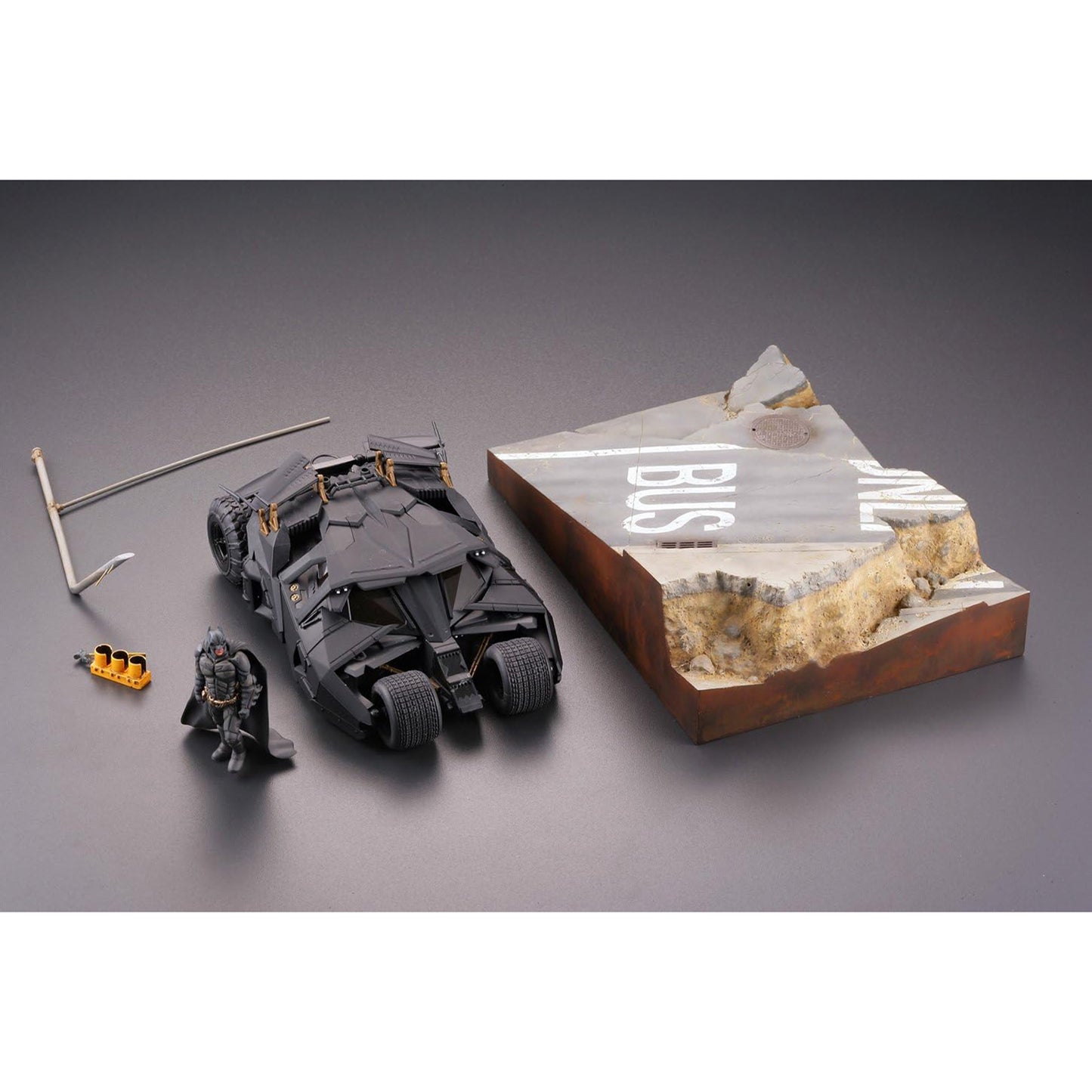 Batman Begins - Batmobile Tumbler - Sci-Fi Revoltech Diorama Set  - 17cm - Kaiyodo