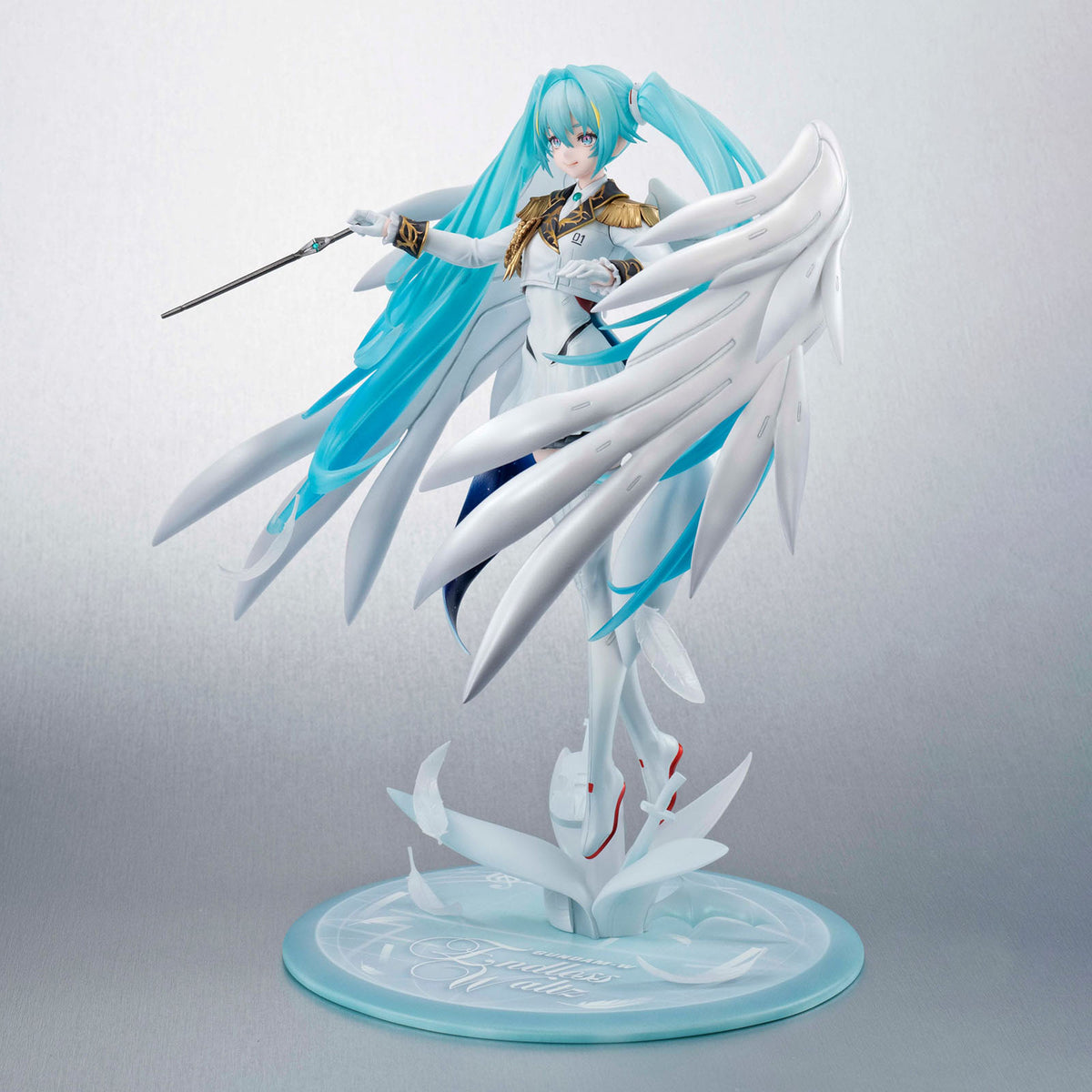 Mobile Suit Gundam x Hatsune Miku - Hatsune Miku x Wing Gundam Zero EW (45th Anniversary) Lucrea - Scale Figur 1/7 - 27cm - MegaHouse