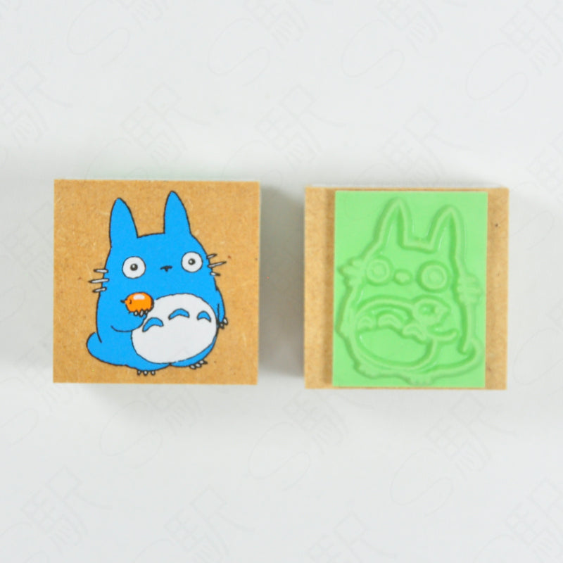 Mein Nachbar Totoro - Mittlerer Totoro mit Eichel - Holzstempel - 3 x 3 cm - Beverly