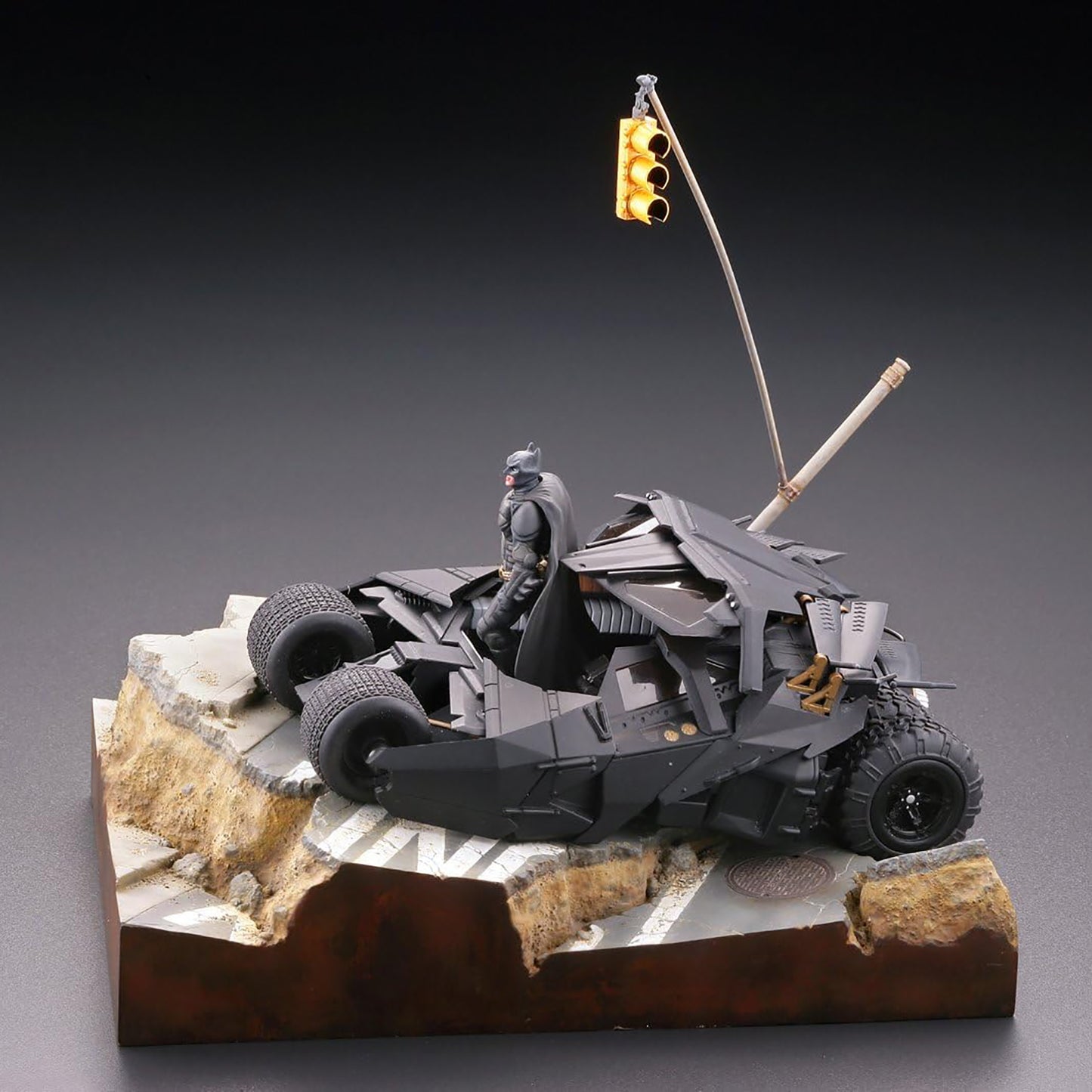 Batman Begins - Batmobile Tumbler - Sci-Fi Revoltech Diorama Set  - 17cm - Kaiyodo