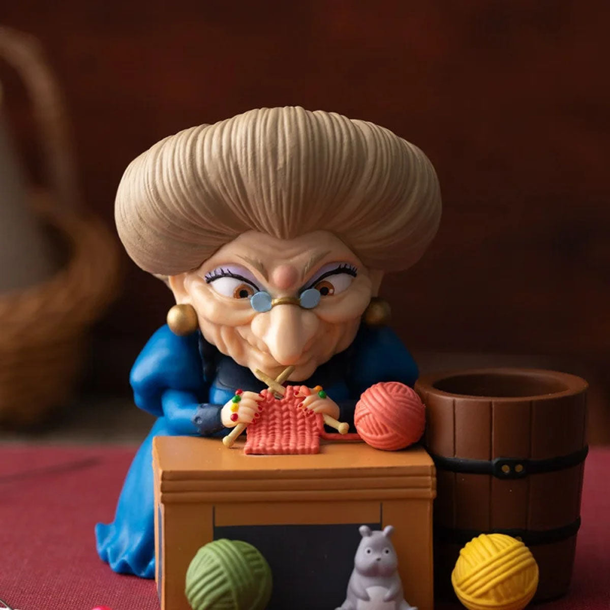 Chihiros Reise ins Zauberland - Zeniba beim Stricken - Stifthalter Figur - 8 cm - Ensky