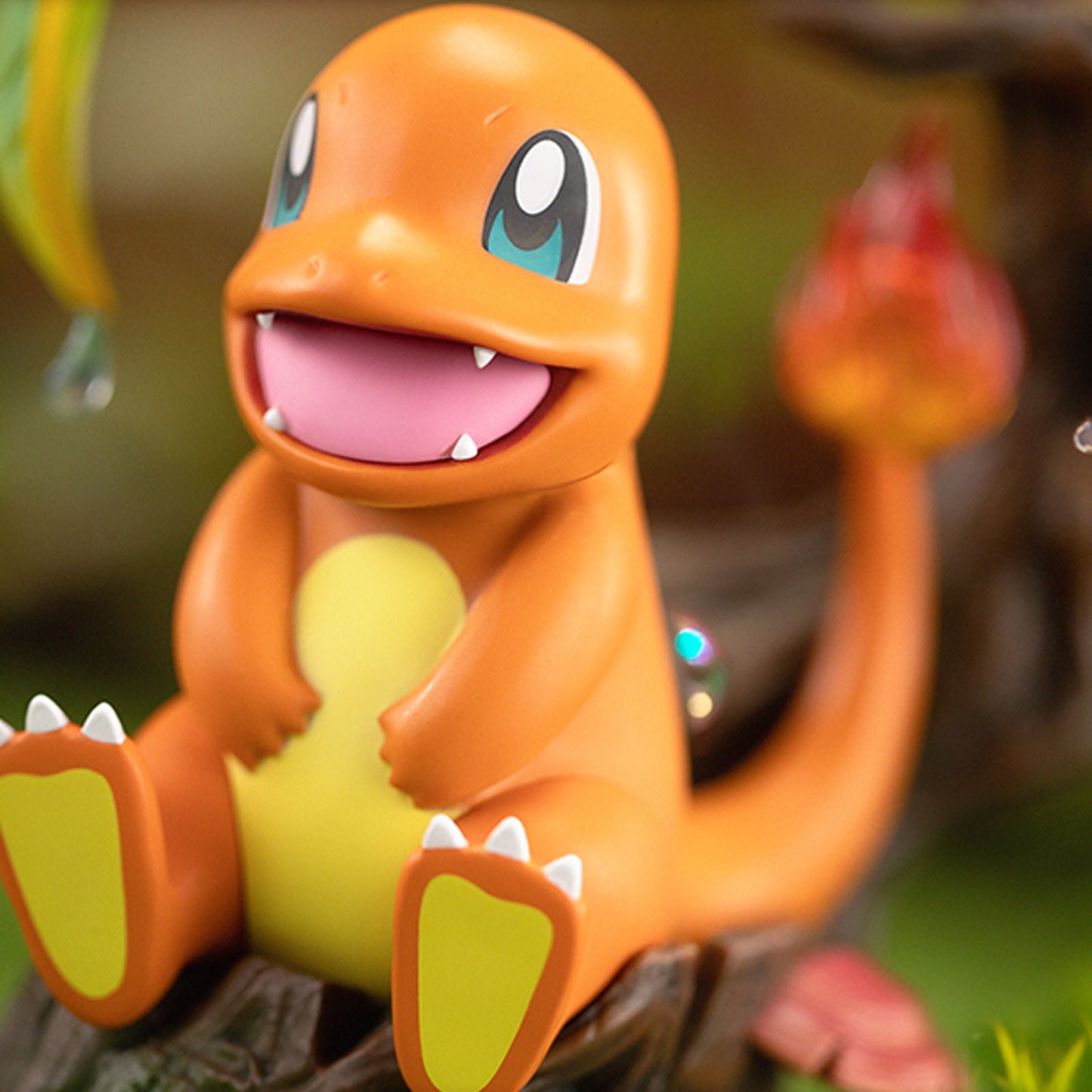 Pokémon - Glumanda (mit Riesenblatt) - Sammelfigur - 20 cm - MORSTORM