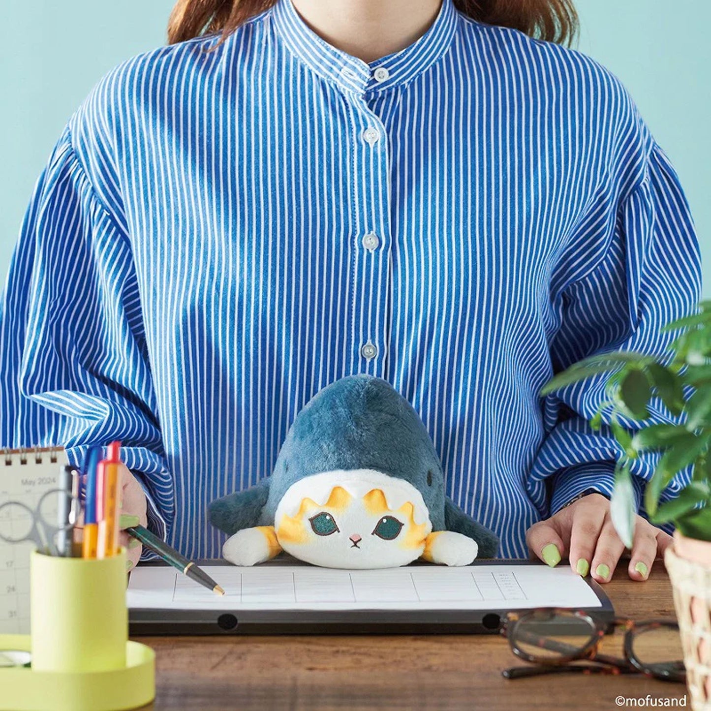 mofusand - Shark Cat Posture Pal "Funbaruzu" Plüschtier - 26 cm - Haltungsunterstützung