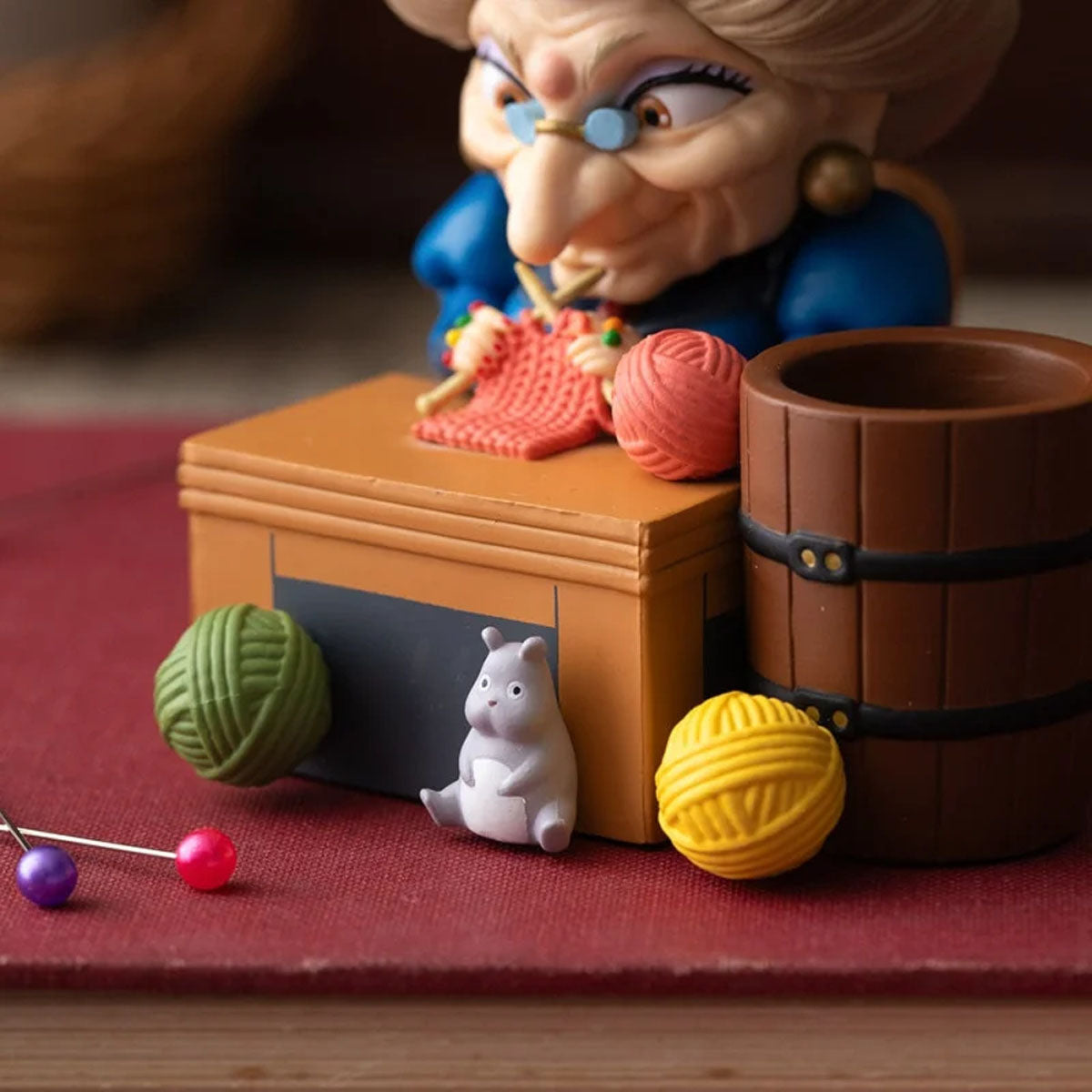 Chihiros Reise ins Zauberland - Zeniba beim Stricken - Stifthalter Figur - 8 cm - Ensky