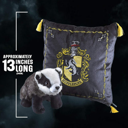 Harry Potter - Hufflepuff Hausmaskottchen Dachs - Kissen mit Plüschfigur Set - 34 x 34 cm - The Noble Collection