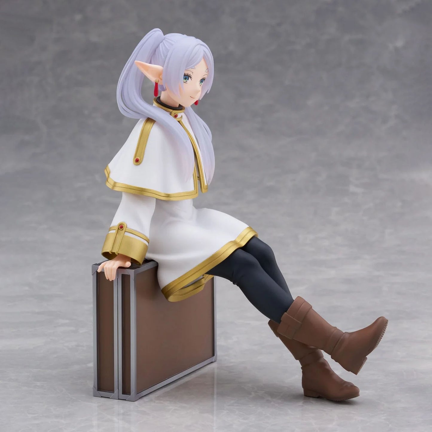 Taito Frieren: Beyond Journey's End PVC Statue Desktop Cute Figure Frieren Trunk Case Ver. 13 cm