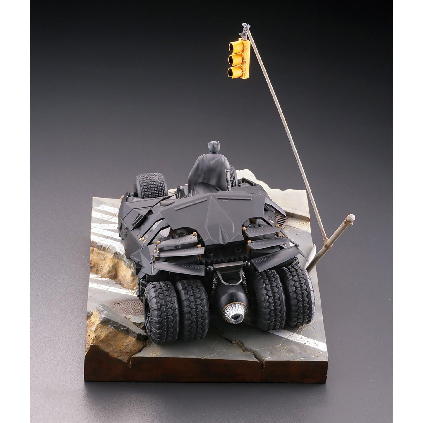 Batman Begins - Batmobile Tumbler - Sci-Fi Revoltech Diorama Set  - 17cm - Kaiyodo