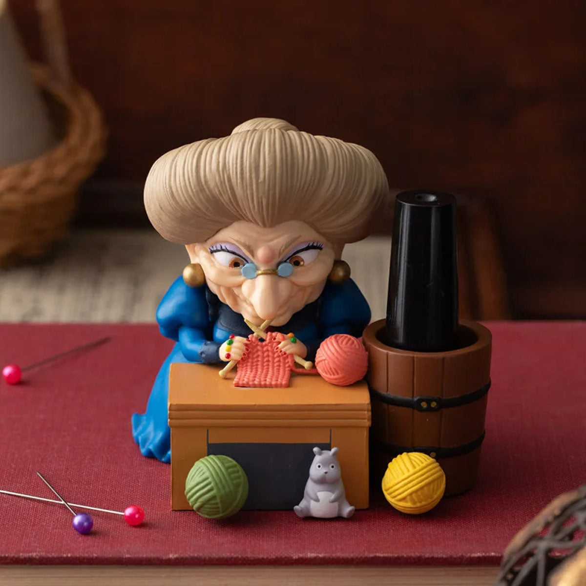 Chihiros Reise ins Zauberland - Zeniba beim Stricken - Stifthalter Figur - 8 cm - Ensky