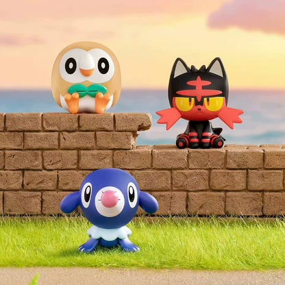 Pokémon: 30th Anniversary - Palmsize Wonders First Partner - Starter-Trio im Mini-Koffer - Blindbox - Einzelbox - 2,5-4,7cm - Funism