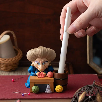 Chihiros Reise ins Zauberland - Zeniba beim Stricken - Stifthalter Figur - 8 cm - Ensky
