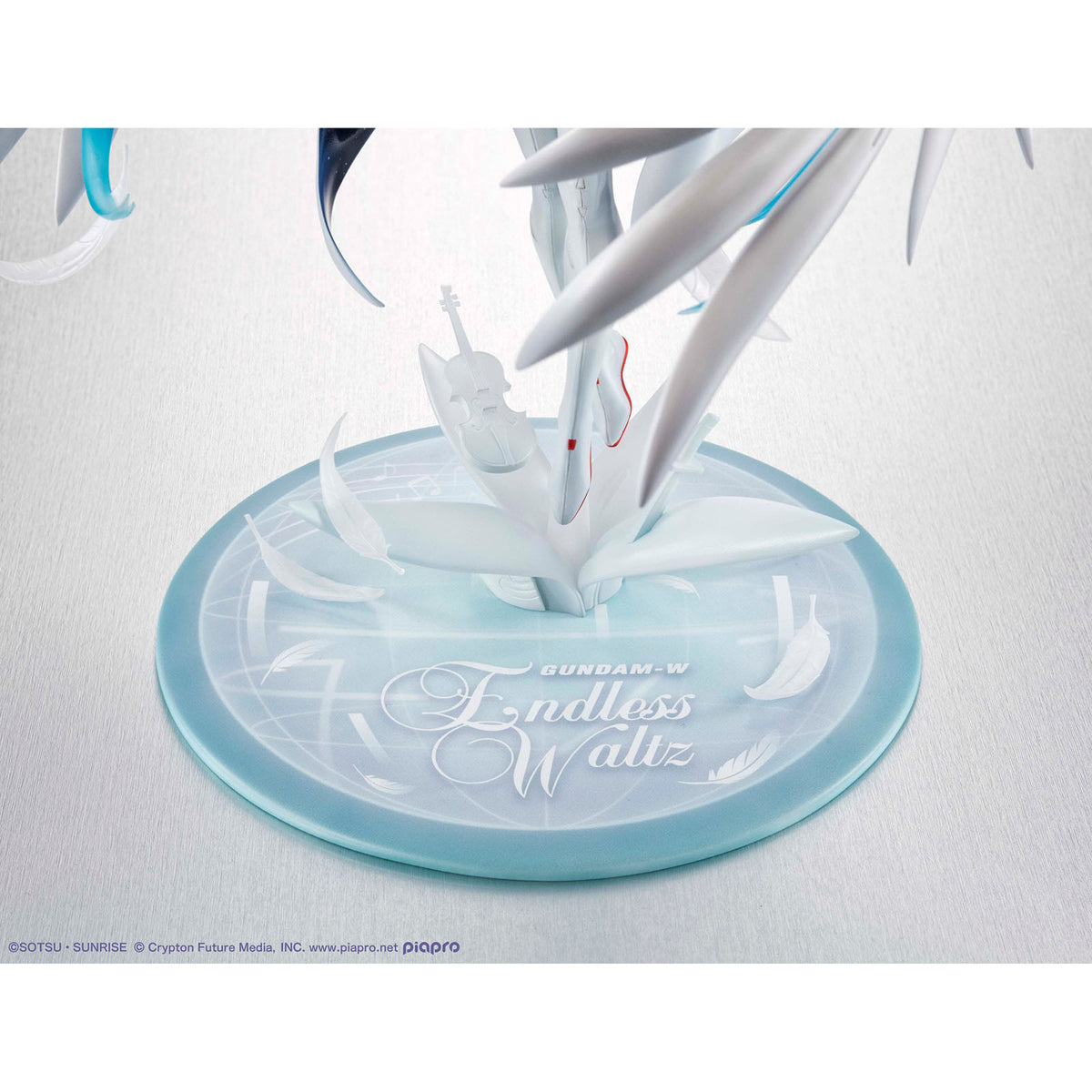Mobile Suit Gundam x Hatsune Miku - Hatsune Miku x Wing Gundam Zero EW (45th Anniversary) Lucrea - Scale Figur 1/7 - 27cm - MegaHouse