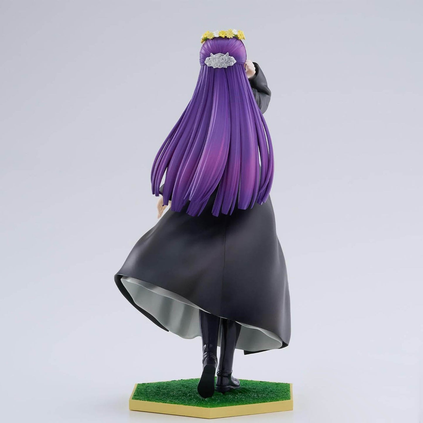 Frieren - Fern im Blumengarten - Figur - 18cm - Sega